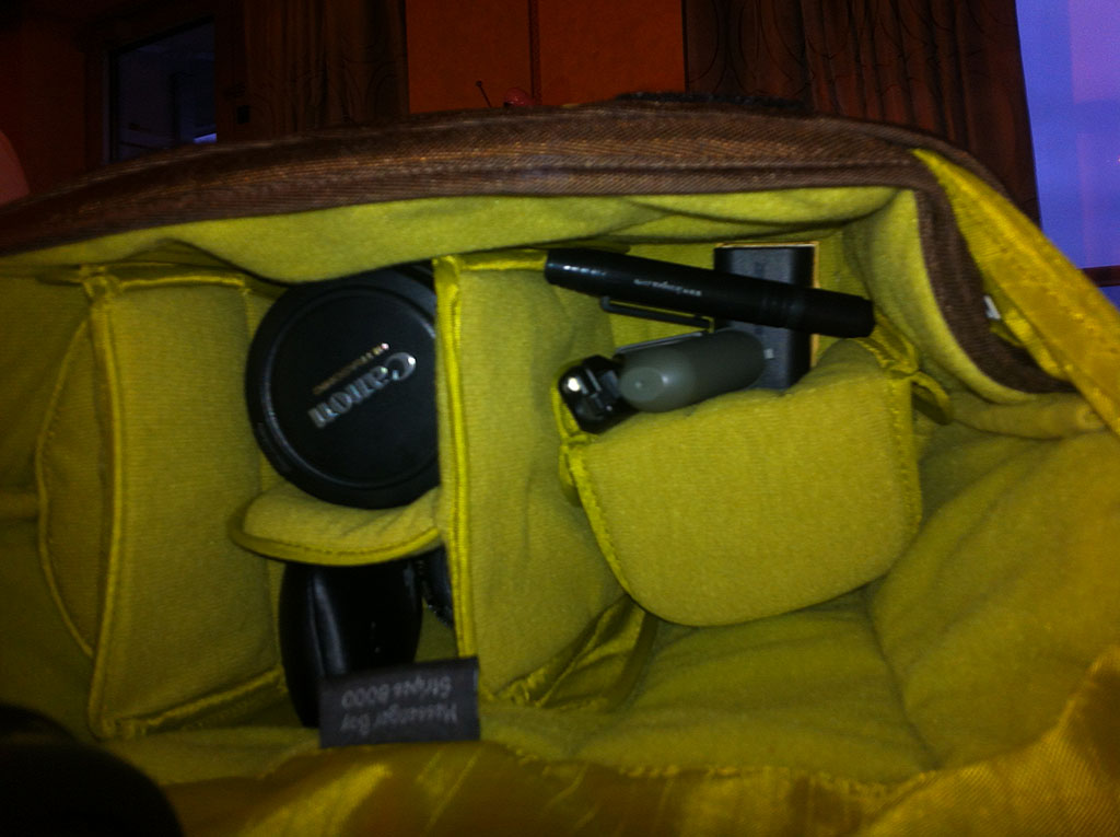 Another picture showing the inside of a crumpler messenger bag